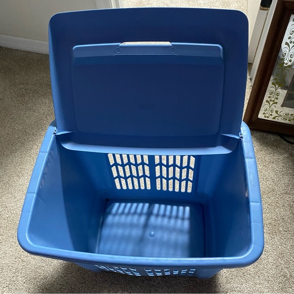 Rubbermaid Hamper - Picture 3 of 5